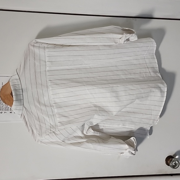 Dazy button up blouse with grown pin stripes - Picture 2 of 3